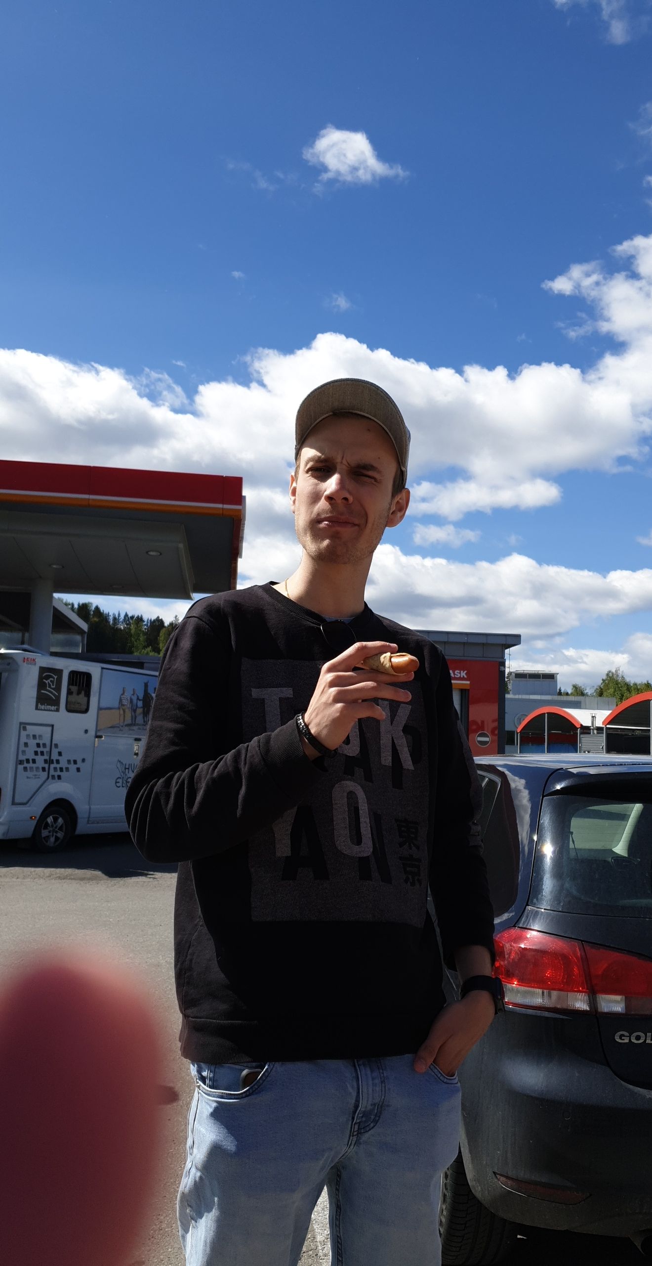 Steinar Stutt enjoying a hot dog - May 2019